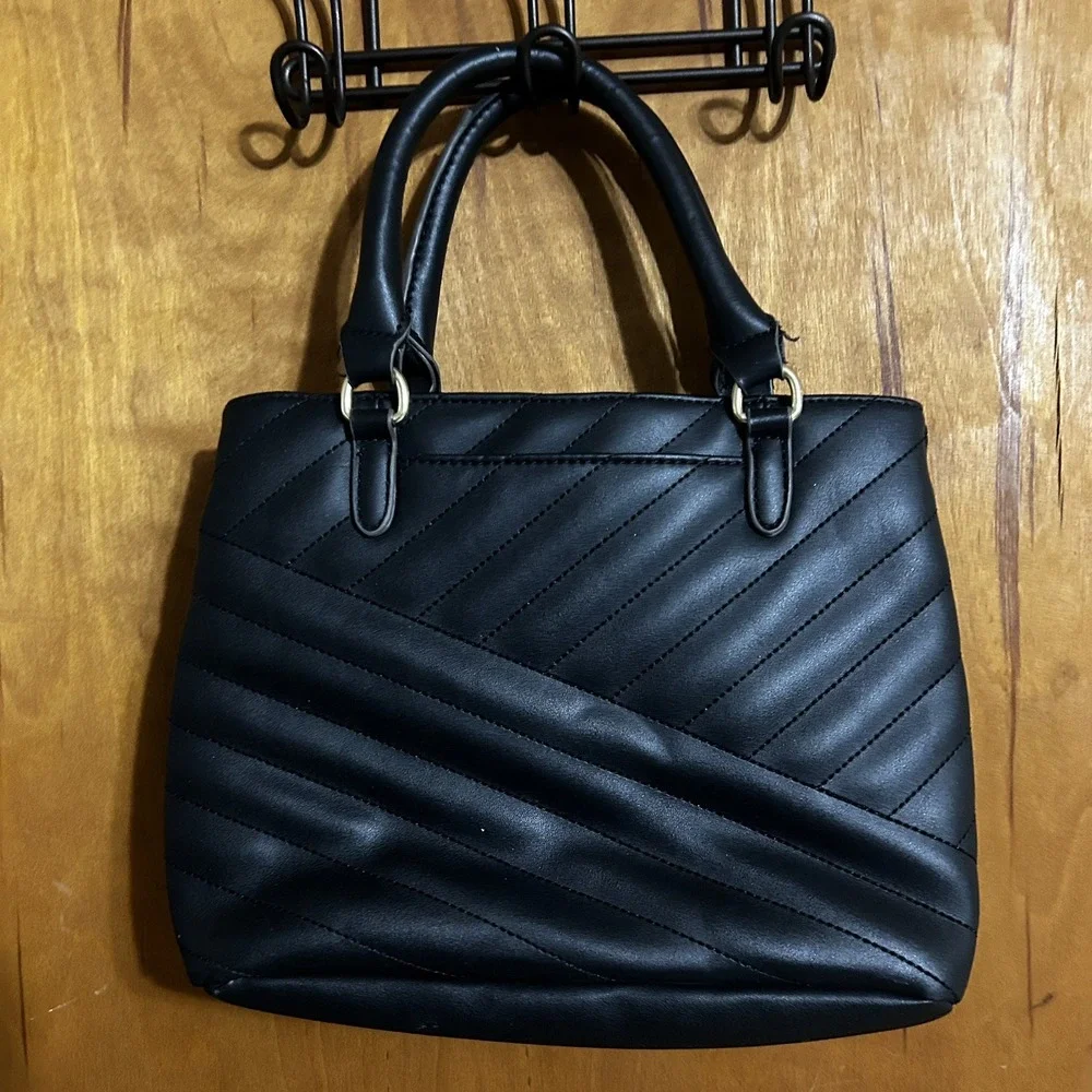 Liz Claiborne Faux Leather Black QuiltedPurse Bag‎ Gold Hardware